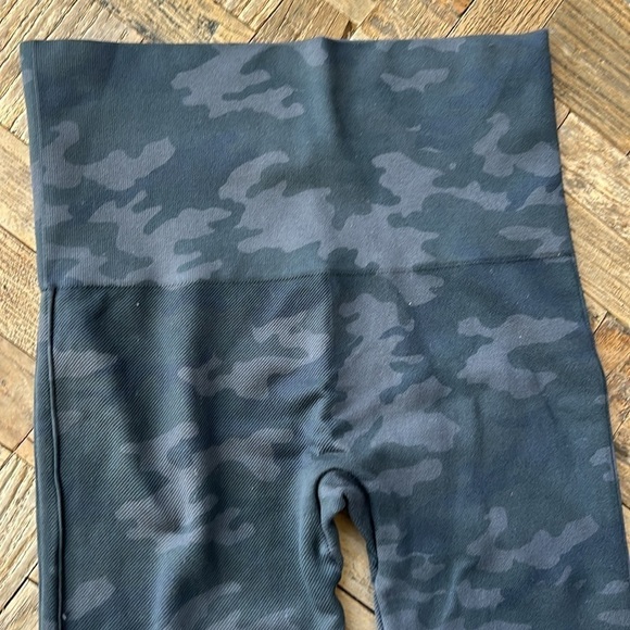 Spanx Look At Me Now Seamless Leggings Black Gray Camo - Picture 2 of 6
